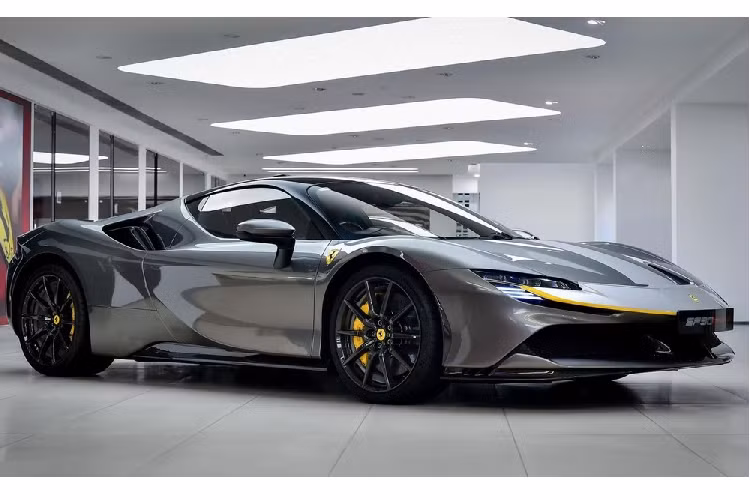 Đúng như lịch hẹn, hãng siêu xe Ý đã bắt đầu trả hàng siêu phẩm 1.000 mã lực Ferrari SF90 Stradale mới cho các đại gia đặt mua trong khu vực châu Á. Trong đó, các đại gia ở Hồng Kông vừa mới nhận bàn giao chiếc siêu xe Ferrari SF90 Stradale đầu tiên đến đây. Đây là chiếc siêu xe Ferrari SF90 Stradale dành cho các đại gia ở Hồng Kông với tay lái nằm bên phải, trước đó, siêu xe Ferrari SF90 Stradale cũng đã đến Hương Cảng để giới thiệu nhưng thuộc diện tạm nhập tái xuất.