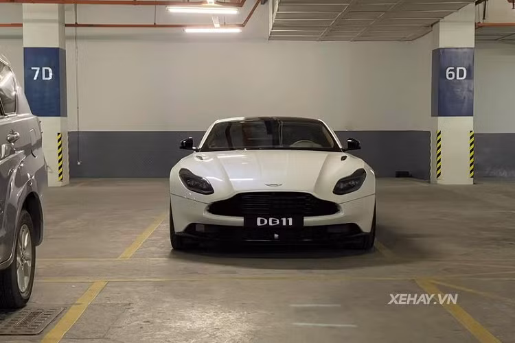 Ra mắt lần đầu vào năm 2016 với phiên bản V12 Coupe, Aston Martin DB11 V8 là mẫu xe kế nhiệm DB9 và là thành quả đầu tiên từ sự hợp tác giữa Aston Martin với Daimler AG.