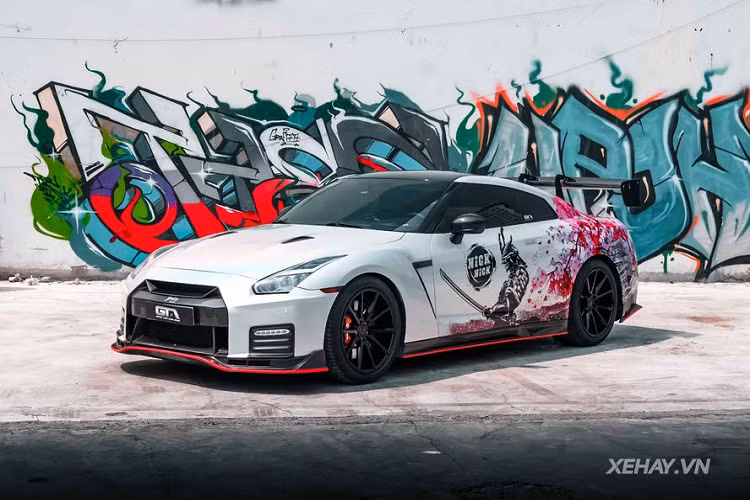 Chiếc Nissan GT-R cực hiếm tại Việt Nam trong bài viết là một bản độ khá đặc biệt. Điểm đặc biệt đầu tiên của xe đến từ "bộ cánh" ngoại thất với những nét vẽ vô cùng tỉ mỉ và mang đậm giá trị về văn hoá.
