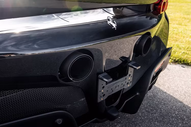 Bằng cách bổ sung hệ thống xả hiệu suất và chất xúc tác kim loại, Novitec đã tăng công suất động cơ V8 lên mức 813 mã lực và mô-men xoắn 857 Nm. Kết hợp với 3 mô-tơ điện, tổng công suất đạt mức 1.033 mã lực và mô-men xoắn 1.163 Nm.