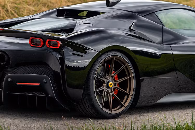Tại Việt Nam, Ferrari SF90 Stradale được phân phối chính hãng với giá từ 39 tỷ đồng, là một trong những siêu xe chính hãng đắt nhất bên cạnh Lamborghini Aventador S (40 tỷ đồng).