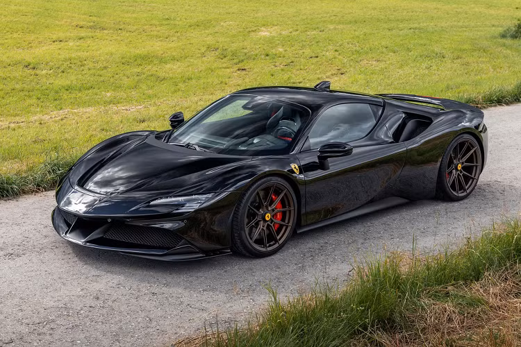 Hiện tại có không ít bản độ Ferrari SF90 mạnh hơn 1.000 mã lực, cách đây vài tháng, hãng độ Wheelsandmore đã tạo ra bản độ SF90 mạnh 1.118 mã lực và mô-men xoắn 919 Nm.