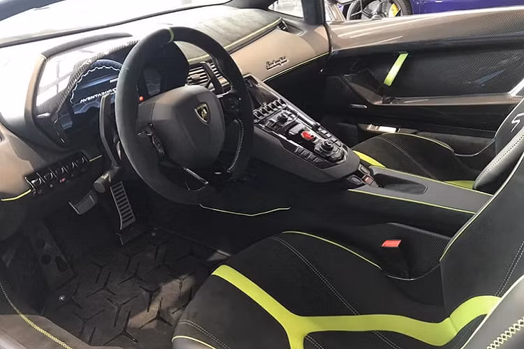 Ngoại hình của siêu xe Lamborghini Aventador LP770-4 Super Veloce Jota vẫn dựa trên thiết kế có sẵn của dòng xe Lamborghini Aventador nhưng đã cải tiến lại cho phù hợp với sức mạnh của động cơ. Điểm nhấn đầu tiên của Lamborghini Aventador SVJ chính là việc xe có bộ cản va trước và lưới tản nhiệt theo kiểu dáng bo tròn rất khác biệt so với góc cạnh mà hai hậu duệ dòng xe Lamborghini Super Veloce trước đó theo đuổi chính là Lamborghini Murcielago SV và Lamborghini Aventador SV.