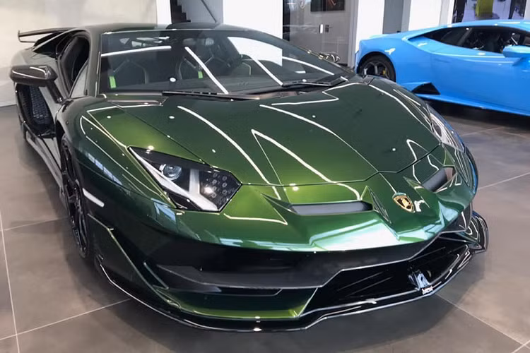 Mẫu siêu xe phiên bản giới hạn Lamborghini Aventador SVJ vẫn được trang bị khối động cơ V12, hút khí tự nhiên, dung tích 6.5 lít quen thuộc trên những chiếc Aventador LP700-4 rất được ưa chuộng tại thị trường Việt Nam. Tuy nhiên, trên Aventador SVJ, hãng Lamborghini đã tinh chỉnh lại khối động cơ này nhằm tạo ra công suất tối đa 770 mã lực, cao hơn 70 mã lực so với bản tiêu chuẩn và 20 con ngựa so với Aventador SV. Mô-men xoắn cực đại của xe cũng được nâng cấp thêm 30 Nm lên mức 720 Nm so với các dòng siêu xe Aventador còn lại.