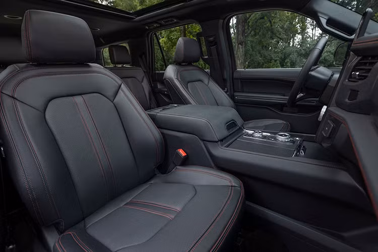 “Trái tim” của Ford Expedition Timberline 2022 là khối động cơ EcoBoost tăng áp kép V6 3.5L cho ra công suất tối đa 440 mã lực và momen xoắn cực đại 691 Nm. Ngoài ra, Timberline còn nhận được một số tính năng bổ sung để tăng cường khả năng off-road như hệ thống hỗ trợ rẽ trên đường mòn Trail Turn Assist, hộp số phụ 2 cấp,...