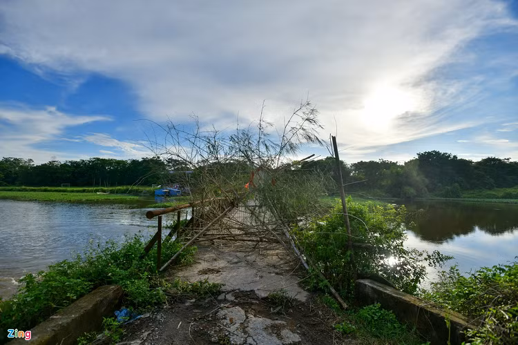 Người dân dùng tre vây quanh hàng rào chốt để hạn chế những trường hợp vi phạm. Trong ảnh là cầu Mai Lĩnh (cũ) bắc qua sông Đáy, nối giữa hai phường Đồng Mai và phường Biên Giang (quận Hà Đông).