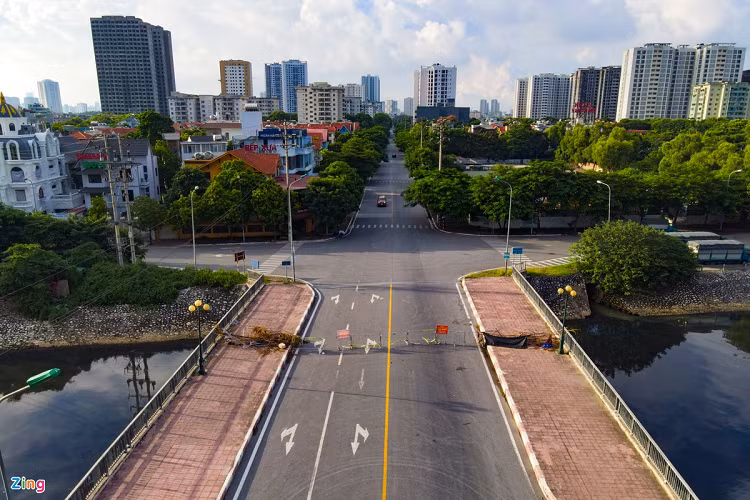 Chốt chặn cứng trên cầu Tứ Hiệp bắc qua sông Tô Lịch nối hai khu đô thị Pháp Vân (quận Hoàng Mai) và Tứ Hiệp (huyện Thanh Trì), ngăn không cho các phương tiện qua lại.