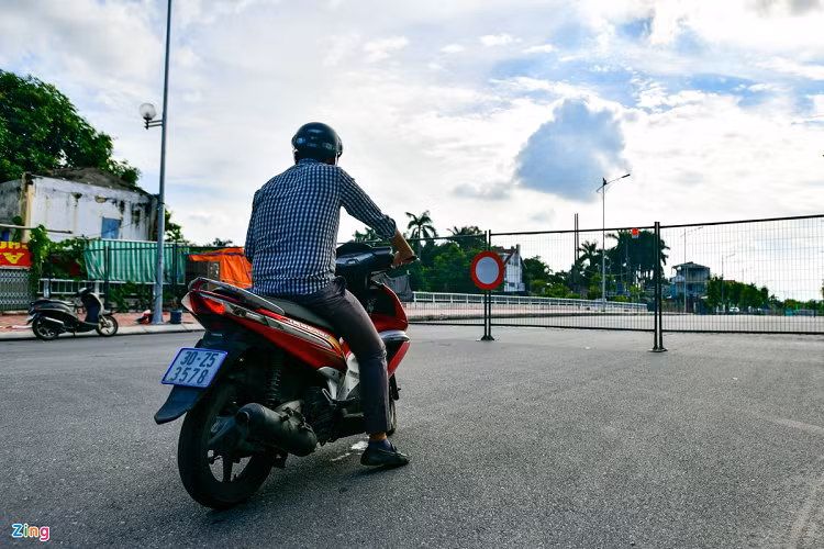 Chốt cứng mới được lập khiến một số người dân chưa biết nên phải quay đầu xe. 