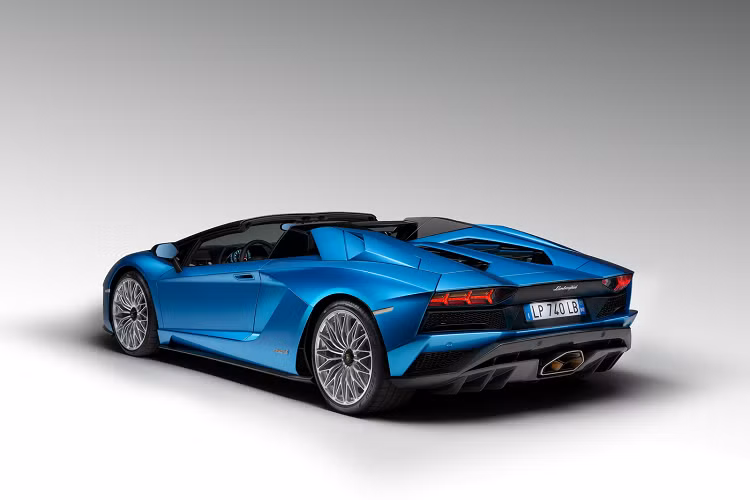 Siêu xe mui trần Lamborghini Aventador LP700-4 Roadster sử dụng động cơ V12, dung tích 6.5 lít, sản sinh công suất tối đa 700 mã lực tại vòng tua máy 8.250 vòng/phút và mô-men xoắn cực đại 690 Nm tại vòng tua máy 5.500 vòng/phút.