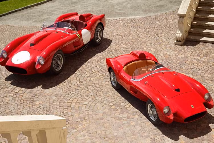 Ferrari được coi là ông vua làm thương hiệu và hàng hóa thương mại trong thế giới ôtô. Theo thời gian, nhiều thương hiệu đã học theo Ferrari, với Porsche tạo ra dòng sản phẩm hàng hóa ăn theo tên tuổi của mình, và Lamborghini cũng cung cấp ra thị trường những sản phẩm mang dấu ấn “bò tót” để phục vụ người hâm mộ, còn Bugatti thậm chí cung cấp một phiên bản đồ chơi dựa theo xe đua cổ điển - Ferrari Testa Rossa J chạy điện mới.