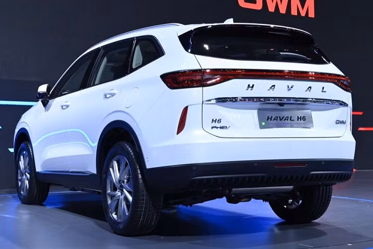 Sức mạnh được truyền tới cầu trước thông qua hộp số DHT dành riêng cho xe hybrid của hãng Haval. Đặc biệt, Haval H6 PHEV 2022 sẽ có đến 8 chế độ lái khác nhau. Trong đó, có chế độ chạy hoàn toàn bằng mô-tơ điện, cho phép xe có thể hoàn thành quãng đường 201 km. Con số này thực sự khiến nhiều người cảm thấy kinh ngạc vì xe plug-in hybrid thông thường chỉ có thể chạy dưới 100 km nếu không dùng động cơ xăng 
