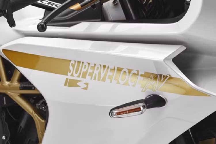 Theo MV Agusta, phiên bản mới của Superveloce 800 2020 sở hữu trang bị phanh ABS cảm biến góc nghiêng mới của Continental, map ECU mới và bảng đồng hồ màu TFT hiện đại hơn.