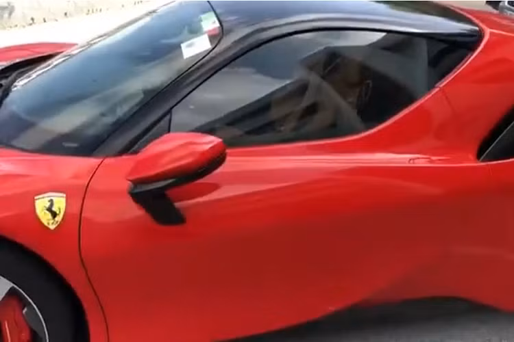 Người nhập chiếc xe Ferrari SF90 Stradale về nước chia sẻ đây là quà Noel dành cho con trai của doanh nhân Đức Huy. Cậu cả ăn diện rất đơn giản nhưng cũng thể hiện chất riêng với các thương hiệu thời trang thể thao được khoác lên mình trong ngày nhận bàn giao siêu xe Ferrari SF90 Stradale đắt đỏ.