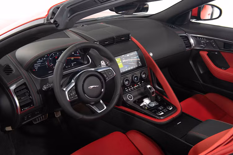 Jaguar F-TYPE mới cũng cung cấp công nghệ tập trung vào người lái, trong đó gồm màn hình hỗ trợ lái kỹ thuật số kích thước 12,3 inch. Hệ thống thông tin giải trí Touch Pro với Apple CarPlay và Android Auto. Đây là trang bị Tiêu Chuẩn có khả năng tự động cập nhật phần mềm tự động trong tương lai mà chủ xe không cần phải mang xe đến đại lý. Hệ thống giải trí trên xe sử dụng dàn âm thanh Meridian.