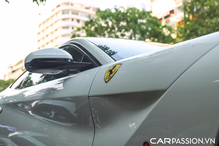 Ferrari F12 Berlinetta được trang bị động cơ V12 hút khí tự nhiên, có dung tích 6.3 lít, sản sinh công suất tối đa 731 mã lực và mô men xoắn cực đại đạt mức 690 Nm. Đi kèm với đó là hộp số ly hợp kép 7 cấp, giúp “siêu ngựa” có thể tăng tốc từ 0–100 km/h chỉ trong vỏn vẹn 3 giây và tốc độ tối đa 340 km/h. Chiếc Ferrari F12 Berlinetta màu trắng này được đưa về nước vào khoảng tháng 6/2015. 