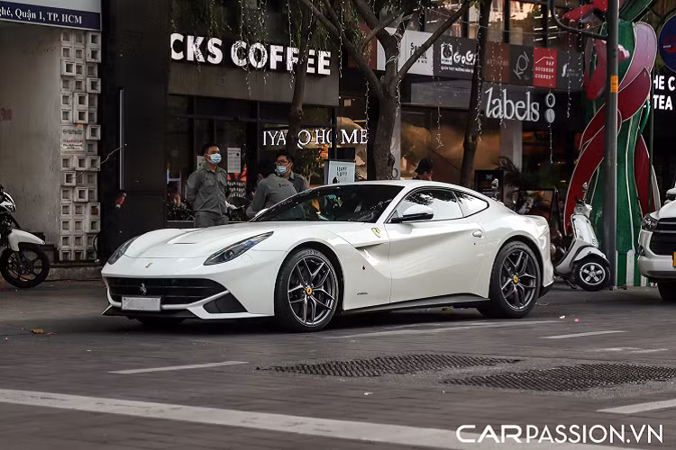 Kể từ khi được ra mắt chính thức vào sự kiện triển lãm xe hơi quốc tế Geneva Motorshow vào năm 2012, F12 Berlinetta được sản xuất và bán ra trong khoảng 5 năm trước khi được thay thế bởi Ferrari 812 Superfast. Đồng thời, Ferrari F12 Berlinetta chính là mẫu xe cuối cùng được thiết kế với sự hợp tác của nhà thiết kế trứ danh Pininfarina.