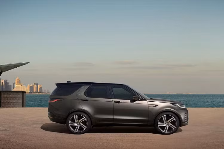 Giám đốc tiếp thị sản phẩm toàn cầu của Land Rover, ông Finbar McFall chia sẻ: “Sự ra đời của phiên bản Metropolitan Edition mang đến một đẳng cấp mới về sức hấp dẫn trên những mẫu xe Land Rover Discovery. Nó đại diện cho dòng sản phẩm chủ lực và được phát triển dựa trên thông số kỹ thuật ưu việt của R-Dynamic với những cải tiến về thiết kế ngoại thất cùng nhiều tính năng công nghệ tiêu chuẩn”.