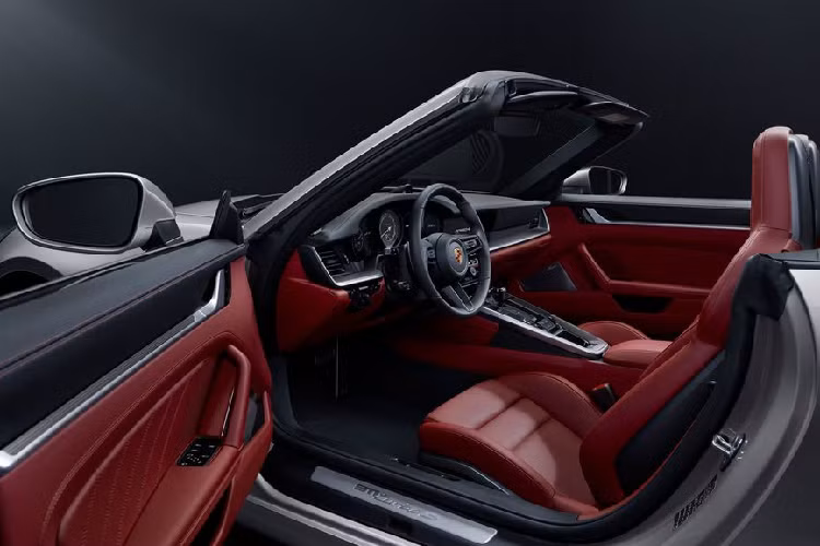 Khoang nội thất của Porsche 911 Turbo S sở hữu phong cách thiết kế khoáng đạt và trẻ trung. Ngoài những trang bị như các biến thể thấp hơn, 911 Turbo S còn được tích hợp thêm một số trang bị cao cấp như hệ thống màn hình giải trí kích thước 10.9 inch, màn hình công-tơ-mét dạng LCD, ghế da cao cấp chỉnh điện 18 hướng, ốp trang trí carbon...