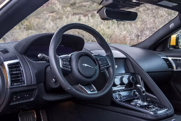 Trang bị tiêu chuẩn trên Jaguar F-Type R tại Việt Nam bao gồm: hệ thống thông tin giải trí tiện nghi của Jaguar, công nghệ Touch Pro kèm với màn hình cảm ứng 10 inch, hệ thống loa Meridian, ghế ngồi chỉnh điện tích hợp nhớ vị trí.
