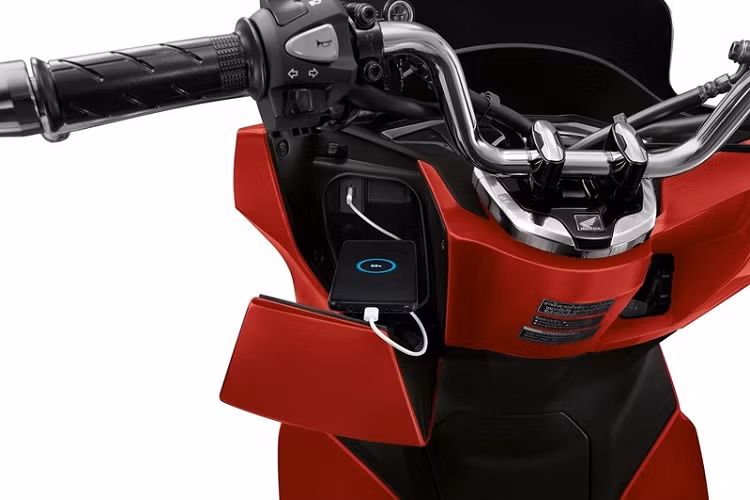 Tại Thái Lan, Honda PCX sẽ cạnh tranh với các đối thủ như Yamaha NMax 155 hay GPX Drone.