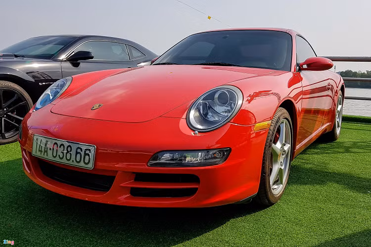 Hiện nay, dòng xe thể thao Porsche 911 đã bước sang phiên bản mới là 992. Tại Việt Nam, Porsche 911 được phân phối chính hãng với mức giá khởi điểm từ 6,92 tỷ đồng.