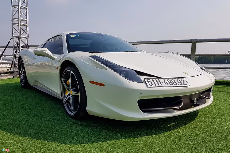 Phiên bản mui trần của 458 Italia là 458 Spider cũng góp mặt. Đây là 1 trong 3 chiếc Ferrari 458 Spider tại Việt Nam. Xe mang màu ngoại thất trắng Bianco Avus và nội thất đen. Hai chiếc 458 Spider còn lại mang màu sơn ngoại/nội thất là đỏ/đen và trắng/đỏ. Trước đây, xe từng thuộc sở hữu của một nhà sưu tập xe tại Hải Phòng, trước khi được chuyển vào TP.HCM cuối năm 2020. 