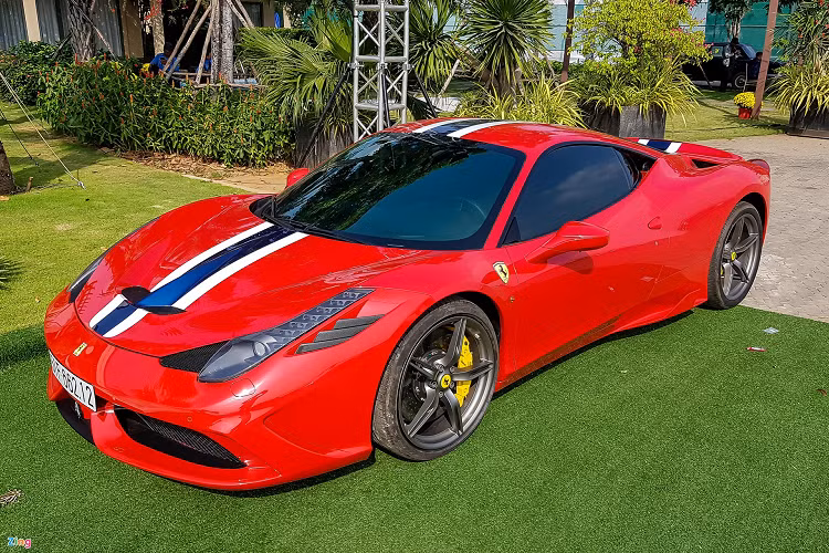 So với mức công suất 570 mã lực của 458 Italia, Ferrari 458 Speciale được trang bị động cơ V8 hút khí tự nhiên với công suất tối đa 605 mã lực cùng mô-men xoắn 540 Nm. Và đây cũng là mẫu xe thể thao sử dụng động cơ V8 hút khí tự nhiên cuối cùng của Ferrari trước khi hãng xe Italy áp dụng công nghệ tăng áp trên tất cả các loại động cơ V8.