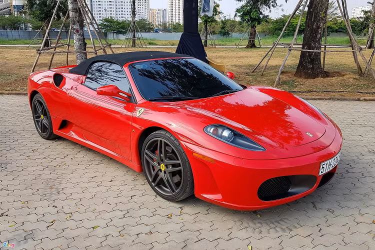 Đàn anh của 458 Spider là F430 Spider cũng góp mặt trong dàn xe trên. Số lượng F430 Spider tại Việt Nam chỉ đếm trên đầu ngón tay. Ra mắt vào năm 2005 tại triển lãm Geneva Motor Show, F430 Spider sở hữu khối động cơ V8 dung tích 4.3L F136 tương tự phiên bản coupe, với công suất tối đa 490 mã lực và mô-men xoắn cực đại 465 Nm.