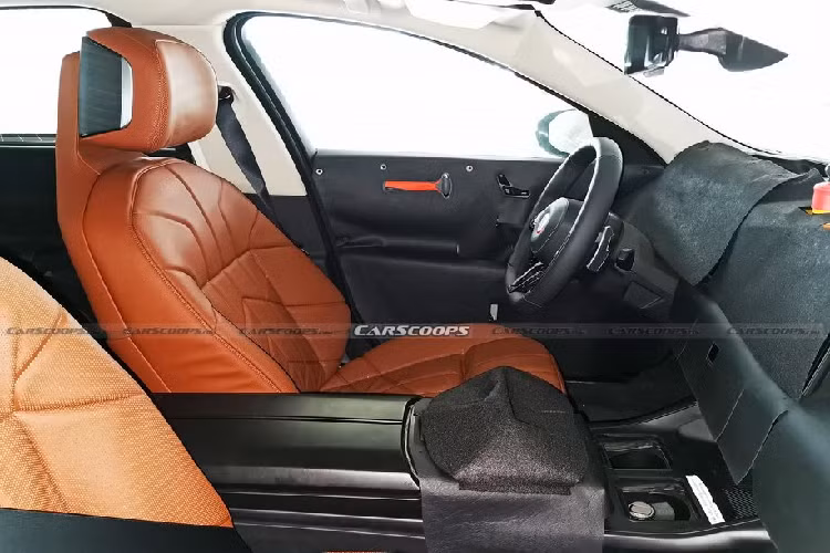 Bộ màn hình này có thể sẽ được tích hợp thêm hệ thống thông tin giải trí mới nhất iDrive 8. Tiếp tới, vô-lăng trên BMW 7-Series thế hệ mới cũng được tái thiết kế với thiên hướng sang trọng và tinh tế hơn.
