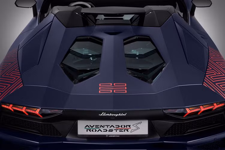 Tiến vào bên trong, 2 chiếc Aventador S Roadster đặc biệt được trang bị ghế bọc Bianco Leda gợi nhắc về "tinh thần dân tộc của Hàn Quốc", đi kèm với những đường chỉ khâu màu đỏ và trang trí Alcantara cho bảng điều khiển và cánh cửa.