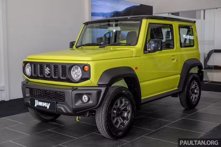 Ngày 30/9/2021 vừa qua, Naza Eastern Motors - nhà nhập khẩu và phân phối xe Suzuki chính hãng tại Malaysia - đã chính thức giới thiệu mẫu SUV cỡ nhỏ Jimny với thị trường Đông Nam Á này. Suzuki Jimny thế hệ thứ tư ở Malaysia được nhập khẩu nguyên chiếc từ Nhật Bản và có giá khởi điểm từ 168.900 RM (khoảng 913 triệu đồng).