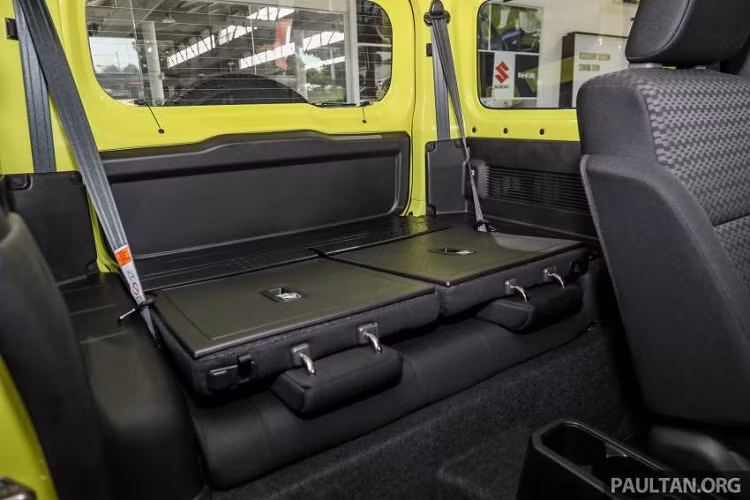 Chưa hết, Suzuki Jimny 2021 còn có ốp cua lốp nổi bật, bộ vành hợp kim 15 inch sơn màu xám, ốp gương ngoại thất màu đen và tay nắm cửa cùng màu thân xe. Đằng sau, xe được trang bị đèn hậu LED, đèn phanh thứ 3 trên cao và lốp dự phòng nằm giữa cửa cốp. Phiên bản hiện đang bán trên thị trường của mẫu SUV cỡ nhỏ này chỉ có kiểu dáng 3 cửa. Trong thời gian tới, hãng Suzuki sẽ bổ sung phiên bản 5 cửa mới cho Jimny.