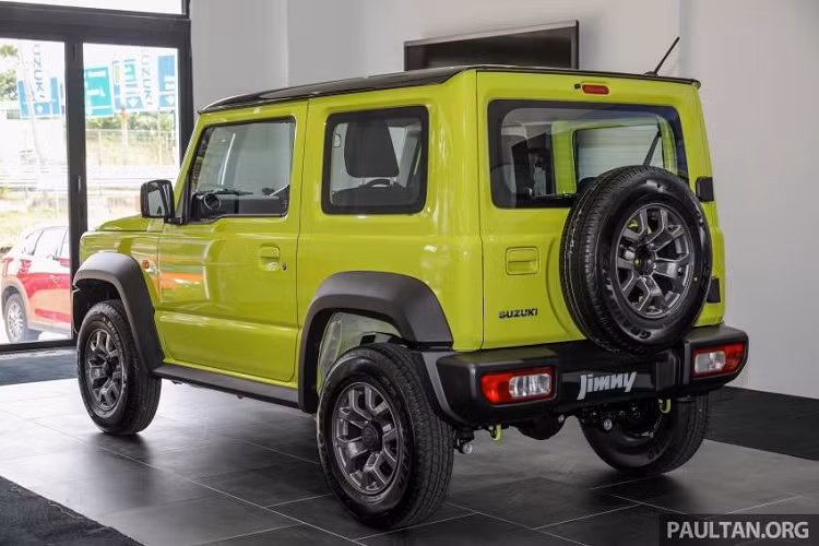 "Trái tim" của Suzuki Jimny 2021 ở Malaysia vẫn là khối động cơ xăng 4 xi-lanh, hút khí tự nhiên, dung tích 1.5L, sản sinh công suất tối đa 102 mã lực tại tua máy 6.000 vòng/phút và mô-men xoắn cực đại 130 Nm tại tua máy 4.000 vòng/phút. Động cơ chỉ kết hợp với hộp số tự động 4 cấp và hệ dẫn động 4 bánh.
