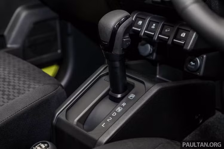 Có giá khá cao nhưng mẫu SUV này không hề đi kèm ghế chỉnh điện, phanh đỗ xe điện tử, camera lùi hay cảm biến đỗ xe. Thậm chí, người lái còn phải mở cửa và khóa cửa bằng chìa khóa thông thường.