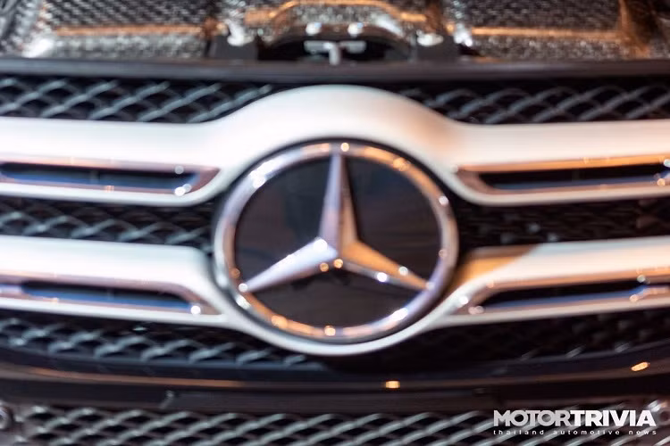 Tổng cộng, Mercedes-Benz GLE 350de 4Matic PHEV 2021 sở hữu công suất 320 mã lực và mô-men xoắn 700 Nm. Sức mạnh được truyền tới bánh thông qua hộp số tự động 9 cấp 9G-Tronic. Ngoài ra, mẫu SUV hạng sang này còn được trang bị hệ dẫn động 4 bánh toàn thời gian 4Matic.