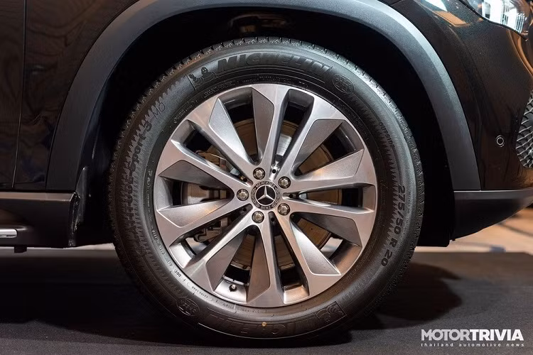 Ngoài hệ truyền động PHEV tiết kiệm nhiên liệu, Mercedes-Benz GLE 350de 4Matic PHEV 2021 tại thị trường Thái Lan còn có những trang bị tiêu chuẩn như đèn pha LED với tính năng chiếu sáng theo góc đánh lái. Gói ngoại thất Exclusive sẽ bao gồm lưới tản nhiệt với 2 nan nằm ngang, bộ vành hợp kim 20 inch 5 chấu kép, lốp có kích thước 275/50 và hệ thống treo giúp giảm chiều cao gầm thêm 15 mm. Trong khi đó, gói AMG Dynamic bổ sung bộ vành hợp kim 21 inch cho xe.