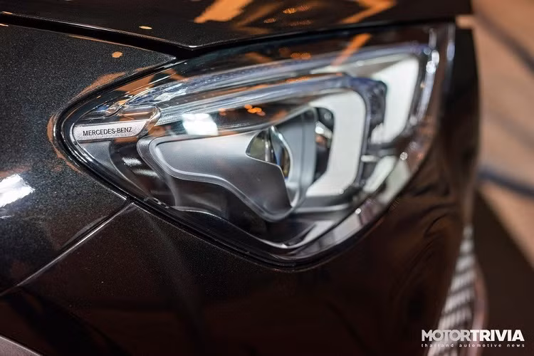 Mercedes-Benz GLE 350de 4Matic PHEV 2021 được trang bị hệ thống sạc 7,4 kW tiêu chuẩn. Khi sạc đầy pin, mẫu SUV hạng sang này có thể chạy hết quãng đường 99 km. Đặc biệt, Mercedes-Benz GLE 350de 4Matic PHEV 2021 còn tiêu thụ lượng nhiên liệu cực thấp, theo tiêu chuẩn đánh giá WLTP, là 1,1 lít/100 km. Nếu sạc bằng nguồn điện thông thường, người dùng phải chờ 12 tiếng đồng hồ. Nếu chủ xe dùng sạc gắn lên tường 7,4 kW, thời gian sạc sẽ giảm xuống còn 4 tiếng đồng hồ.