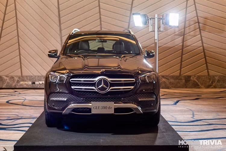 Tại thị trường Thái Lan, giá xe Mercedes-Benz GLE 350de 4Matic PHEV 2021 có mức khởi điểm từ 4,699 triệu Baht (khoảng 3,5 tỷ đồng). So với Mercedes-Benz GLE 300 d 4Matic lắp ráp tại Thái Lan và ra mắt vào hồi tháng 12/2019, phiên bản này rẻ hơn một chút.