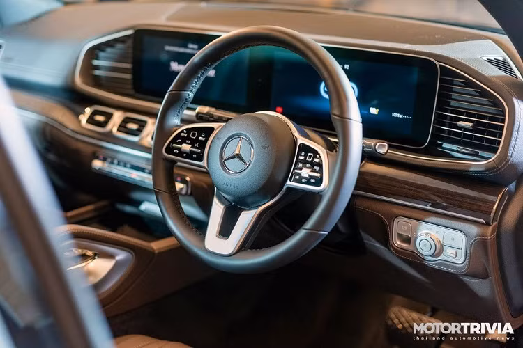 Bước vào bên trong Mercedes-Benz GLE 350de 4Matic PHEV 2021, khách hàng Thái Lan sẽ thấy những trang bị như bảng đồng hồ kỹ thuật số với màn hình 12,35 inch, hệ thống thông tin giải trí MBUX với trợ lý ảo, hỗ trợ Apple CarPlay/Android Auto, tính năng ra lệnh bằng giọng nói Hey Mercedes, vô lăng đa chức năng bọc da Nappa, mặt táp-lô và mặt cửa bọc da Artico, hệ thống điều hòa tự động 4 vùng Thermotronic, gương chiếu hậu chống chói cùng hệ thống âm thanh vòm Burmester.