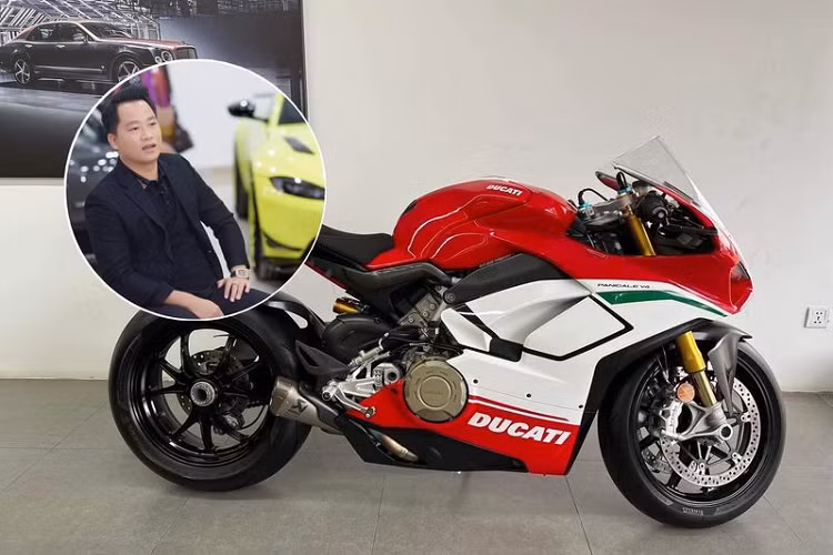 Đại gia siêu xe Hoàng Kim Khánh không quá đam mê với môtô nên siêu môtô Ducati Panigale V4 hiện là chiếc sportbike duy nhất nằm trong garage của vị đại gia siêu xe này. Xe thuộc phiên bản đặc biệt Panigale V4 Speciale 2018 chỉ có 1.500 chiếc được xuất xưởng.