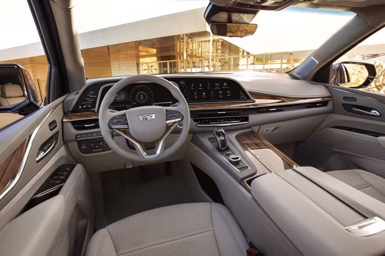 Mới đây, cô Kim đã bổ sung một chiếc Cadillac Escalade độ ấn tượng vào bộ sưu tập xe cá nhân của mình. Chiếc SUV hạng sang cỡ lớn này được công ty Platinum Motorsport độ lại dựa trên Cadillac Escalade Platinum ESV.
