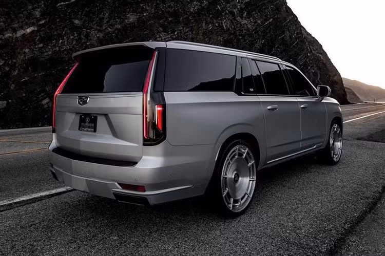 Chưa hết, công ty Platinum Motorsport còn hạ thấp gầm của chiếc SUV hạng sang cỡ lớn này. Đi kèm với đó là bộ vành với thiết kế cổ điển và có đường kính lên đến 26 inch cực đồ sộ. Cuối cùng là kính cửa màu tối nhằm đảm bảo sự riêng tư cho cô Kim "siêu vòng ba" khi đưa chiếc Cadillac Escalade này ra phố. Đáng tiếc là nội thất bên trong chiếc SUV "khủng long" của bà mẹ 4 con này không được hé lộ. Tuy nhiên, chẳng cần độ lại thì bên trong Escalade 2021 cũng đã có sẵn có 3 màn hình OLED với kích thước tổng cộng 38 inch trên mặt táp-lô. Trong khi đó, hành khách ngồi trên ghế sau có thể giải trí bằng 2 màn hình 12,6 inch.