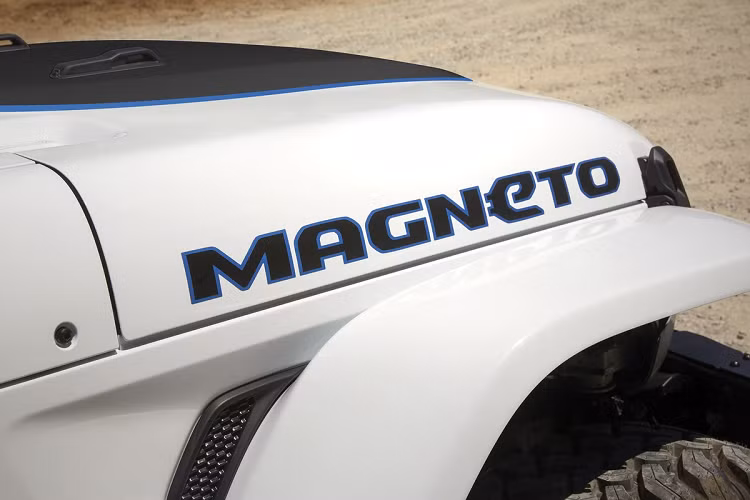 Jeep cho biết động cơ điện của Magneto có thông số 800 V và được thiết kế để thay thế cho động cơ xăng V6 3.6L (285 mã lực, 370 Nm) trên bản Wrangler Rubicon. Chiếc SUV điện của Jeep có khả năng tăng tốc 0-96 km/h trong 6,8 giây. 