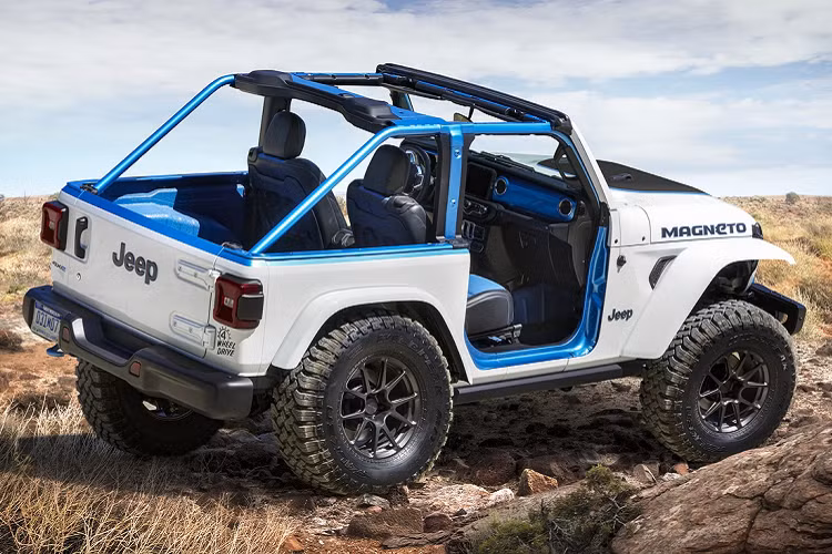 Điểm khiến Jeep Magneto hoàn toàn mới khác biệt là cách bố trí hệ truyền động. Động cơ điện nằm dưới nắp ca-pô tương tự như ôtô truyền thống thay vì bố trí ngay ở trục bánh xe như những mẫu xe điện phổ biến hiện nay. 