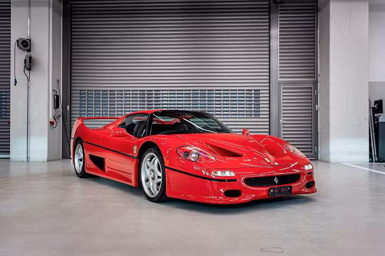 Chiếc F50 được Vettel mua vào năm 2015, mùa giải đầu tiên của anh ở đội Ferrari. Khi chia tay Vettel, chiếc F50 này chỉ mới lăn bánh gần 7.000 km. Tất cả vật dụng đi kèm đều còn đầy đủ như giấy chứng nhận của Ferrari, khăn trùm, tài liệu, giỏ xách...