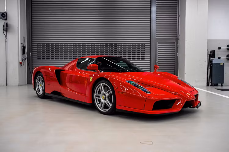 Để chuẩn bị cho mùa giải F1 2021, đội Aston Martin đã chiêu mộ tay đua Sebastian Vettel từ đội Ferrari. Sau khi kết thúc mùa giải cuối cùng với đội đua Italy, Vettel chia tay một loạt siêu xe đăt tiền. Trùng hợp là phần lớn xe mang logo Ferrari.