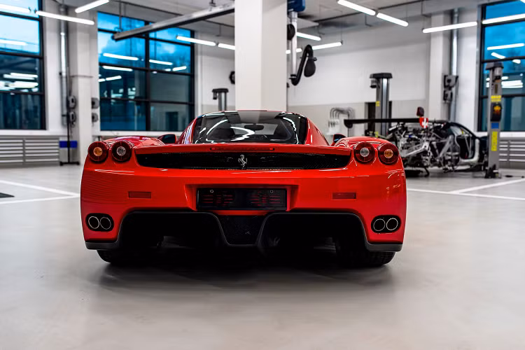 Có giá trị thấp hơn đôi chút nhưng Ferrari Enzo và F50 vẫn là mẫu xe đắt giá. F50 là mẫu xe "kế nhiệm" của huyền thoại F40. Tuy nhiên, F50 chỉ được sản xuất với số lượng 349 xe từ năm 1995 đến 1997. Chiếc F50 của Vettel thuộc đời 1996 và có giá khoảng 3 triệu USD. Trong khi đó, Enzo có giá 2,2-2,8 triệu USD trên thị trường xe cũ.