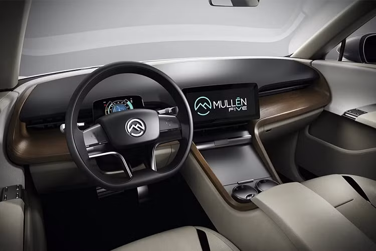Nói về trang bị, mẫu SUV điện của Mỹ này có lắp đặt công nghệ nhận dạng khuôn mặt và khử tiếng ồn chủ động. Trong đó, tính năng nhận diện khuôn mặt hứa hẹn sẽ nhận ra chủ xe nhanh chóng khi họ đến gần xe, do vậy nó có thể tự động mở cửa đón tiếp đồng thời cũng có thể tự điều chỉnh cài đặt xe theo ý muốn của chủ. 