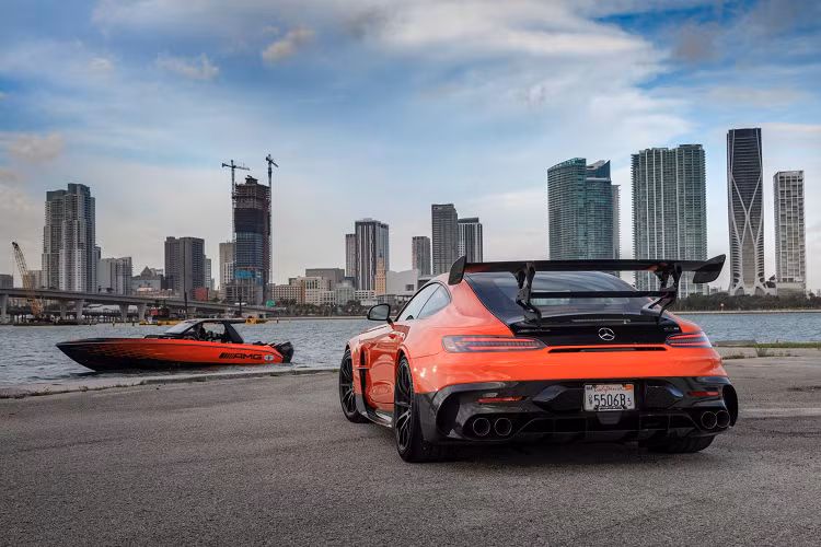 Mercedes-AMG GT Black Series sử dụng hộp số tự động 7 cấp ly hợp kép. Hãng xe Đức công bố khả năng tăng tốc từ 0-96 km/h trong khoảng 3,1 giây và đạt vận tốc 200 km/h dưới 9 giây. Vận tốc tối đa đạt gần 323 km/h.