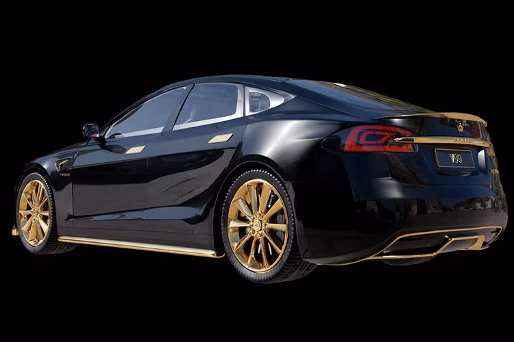 Được sản xuất giới hạn 99 chiếc, giá xe Model Excellence 24K bán ra tới 299.000 USD (hơn 6,9 tỷ đồng). Model Excellence 24K được xây dựng từ phiên bản Tesla Model S Plaid+ cao cấp nhất với giá khởi điểm 142.000 USD. 